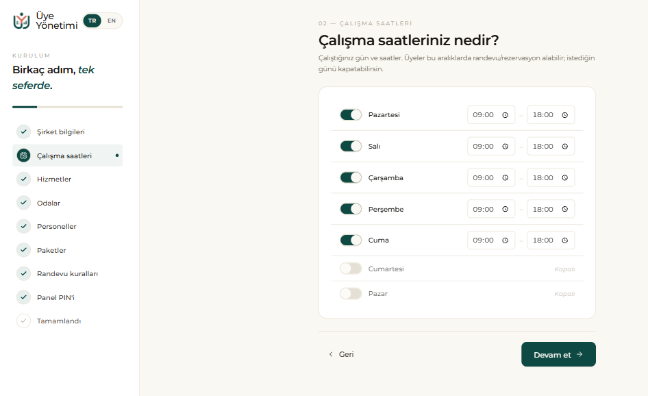 Kurulum sihirbazı, adım 2: haftalık çalışma saatleri, istediğiniz günü kapatma seçeneğiyle